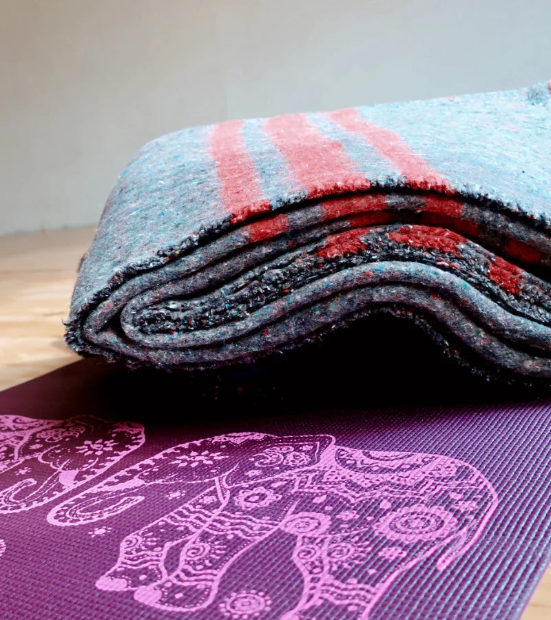 Cómo usar una manta de yoga, el accesorio de yoga más versátil